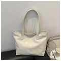 Dettaglio della borsa tote crema con motivo geometrico a rilievo in stile minimalista - Bianco Sporco