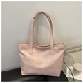 Dettaglio della borsa tote rosa chiaro con motivo geometrico testurizzato minimalista - Rosa