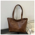 Dettaglio borsa tote marrone scuro con cuciture patchwork vintage e trama in pelle PU opaca - Marrone
