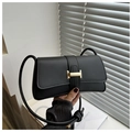 Schwarze PU-Schultertasche mit goldener H-Schnalle und geknotetem Riemen im Detail - Schwarz