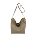 Minimalistische khakifarbene Hobo-Beuteltasche mit Kiesellederstruktur und breitem Gurt - Khaki