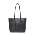 Bolso tote negro minimalista con textura ondulada y logo metálico para uso diario - Negro