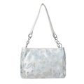 Elegante bolso de hombro blanco con patrones de mariposas celestes y bordes dorados - Patrón Mariposa Azul