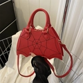 Borsa a tracolla rossa a forma di pipistrello con cuciture a ragnatela nera e dettagli oro - Rosso