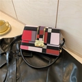 Bolso bandolera cuadrado con diseño geométrico multicolor y cierre metálico dorado - Rojo