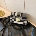Bolso bandolera de moda a cuadros blancos y negros con cierre dorado y correa de cuero - Gris
