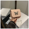 Dettaglio mini borsa a tracolla rosa con decorazione a farfalla in metallo argentato - Rosa