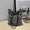 Moderne Canvas-Tragetasche mit schwarz-weißem Leopardenmuster und schwarzen Ledergriffen - Weiß