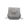 Mini zilveren crossbodytas met marmertextuur, metalen vlindergesp en een kettingriem - Crinkle Marble Texture Style / Zilver