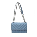 Sac bandoulière matelassé bleu clair avec motif chevron et chaîne argentée - Bleu