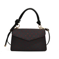 Bolso bandolera gris con estampado de corazones, asa anudada y detalles dorados finos - Corazón