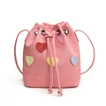 Rosa gestreifte Canvas-Beuteltasche mit bunten Herz-Patches und Kordelzugverschluss - Rosa