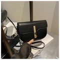 Detalle del bolso de silla negro en cuero con hebilla dorada rectangular y herrajes - Negro