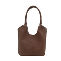 Bolso tote marrón de cuero PU granulado con silueta hobo minimalista en fondo blanco - Marrón