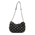 Borsa hobo scacchi nera e grigia con bordi sfrangiati e tracolla a catena metallica - Scacchiera Nera