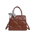 Borsa a mano trapuntata marrone scuro con foulard decorativo e tracolla su sfondo bianco - Marrone