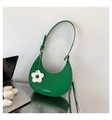 Détail du sac sous le bras en forme de croissant vert avec pendentif fleur blanche - Vert