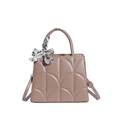 Borsa a tracolla beige trapuntata con foulard a catena e tracolla regolabile - Cachi