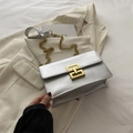 Borsa quadrata argento con tracolla a catena dorata e chiusura geometrica in metallo - Argento