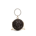 Sphärische Abendtasche mit Leopardenmuster, Strass-Ringgriff und goldener Kette - Schwarz