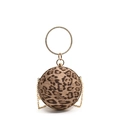 Sphärische Abendtasche mit Leopardenmuster, goldener Strass-Ringgriff und Kette - Khaki