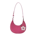 Bolso de hombro media luna rosa vibrante con colgante floral y cuero mate fino - Estilo Con Colgante de Flor (W8584) / Rosa