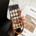 Detalle de funda para Galaxy Z Flip con patrón de damero, correa y oso en 3D - Marrón / Samsung ZFlip3