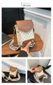 Dettaglio delle cuciture a contrasto e rivetto metallico sulla piccola borsa beige a tracolla - Beige