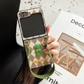 Detalle de funda Galaxy Z Flip 6 con diseño de cuadros, dije de oso y correa verde - Verde / Samsung ZFlip3