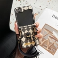 Detalle de funda Z Flip6 en cuero a cuadros con osito y logotipo Aquarius dorado - Negro / Samsung ZFlip3