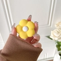 Dettaglio del supporto per telefono a fiore giallo opaco e retrattile in mano - Fiore Giallo Opaco