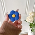 Dettaglio del supporto per telefono a fiore blu 3D con finitura opaca e centro giallo - Fiore Blu Opaco