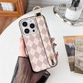 Detalle de funda para iPhone con diseño de rombos lavanda, correa y anillo dorado - Rosa / iPhone 7/8/SE 2020
