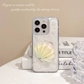 Primer plano de la concha 3D y perlas en una funda brillante para el iPhone Pro - Amarillo Irisado (Concha Copo de Nieve) / iPhone 7/8/SE 2020