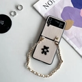 Detalle de funda de cuero crema con osito de peluche y correa de cadena dorada - Oso de Diamantes Galvanizado-Cadena Corta / Beige / Samsung Z Fold3
