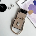 Detalle de funda de cuero albaricoque con dije de oso plateado y cadena dorada - Oso de Diamantes Galvanizado-Cadena Corta / Caqui / Samsung Z Fold3