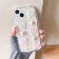 Detail der iPhone-Hülle mit cremiger Textur, schillernden Herzen und weißen Kunstperlen - Cremefarbene Hülle Weißer Glitzer Tropfkleber Geerbtes Herz / iPhone 7/8/SE 2020