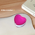 Dettaglio del supporto per telefono a cuore rosa su uno specchio con sfondo in legno - Supporto a Base Bianca / Rosa Rosso