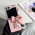 Detalle de funda de cuero plisado rosa para Samsung Z Flip con correa de perlas y oso - Rosa / Huawei pocket 2