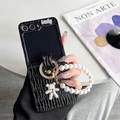 Detalle de funda de móvil plisada negra con correa de perlas y colgante de osito - Negro / Huawei pocket 2