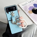 Detalle de funda azul claro para Galaxy Z Flip con pedrería, oso plateado y asa de perlas - Azul / Huawei pocket 2