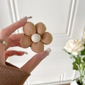 Gros plan du support téléphone en velours côtelé marron en forme de fleur et cœur blanc - Marron