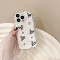 Detalle de funda iPhone nácar blanca con corazones 3D plateados y diamantes de imitación - Corazón Galvanizado (Blanco Crema Brillante) / iPhone 7/8/SE 2020