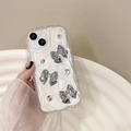 Detalle de lazos plateados y pedrería en funda de iPhone con textura nácar - Lazo Galvanizado (Blanco Crema Brillante) / iPhone 7/8/SE 2020