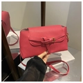 Detailansicht der dunkelrosa Lederhandtasche mit Zierschnalle und schmalem Schultergurt - Rosenrosa