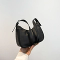 Minimalistische schwarze Hobo-Tasche mit geprägter Textur und verstellbarem Schultergurt - Schwarz