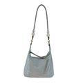 Bolso de hombro fruncido gris claro con correa de cuentas y logo dorado para mujer - Azul