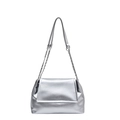 Minimalistische silberne Unterarmtasche mit Metalltextur, Lederriemen und Kettendetail - Silber