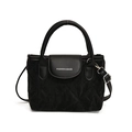 Bolso tipo cubo acolchado negro minimalista con logo blanco y correa ajustable - Negro