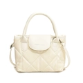 Bolso cubo acolchado beige con diseño de diamantes y asas circulares modernas - Blanco